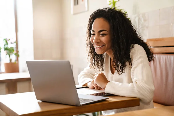 Young Black Woman Working Laptop While Sitting Cafe Indoors — Stock Photo, Image