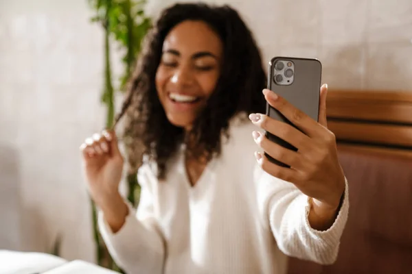 Jovem Mulher Negra Rindo Tirando Foto Selfie Celular Café Dentro — Fotografia de Stock
