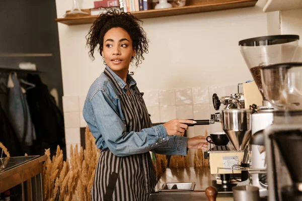 Jonge Zwarte Barista Dragen Schort Het Maken Van Koffie Tijdens — Stockfoto