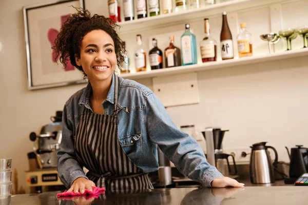 Kafede Çalışırken Önlük Takan Gülümseyen Siyah Barista Kadın — Stok fotoğraf