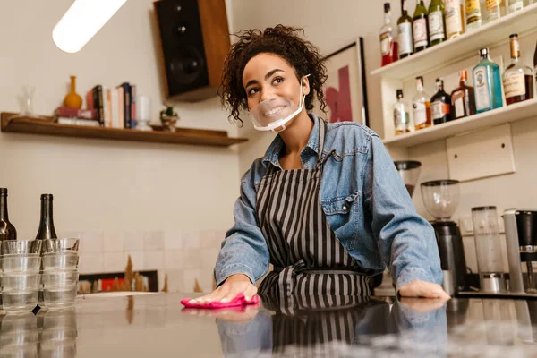 Mujer Barista Negra Con Máscara Facial Sonriendo Mientras Trabaja Café —  Fotos de Stock