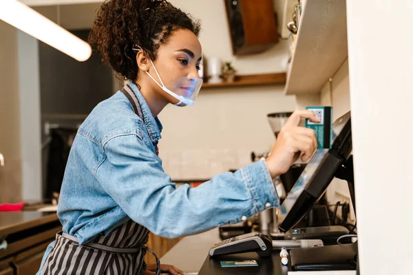 Negro Barista Mujer Usando Mascarilla Trabajo Con Caja Registradora Café —  Fotos de Stock