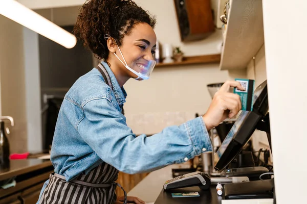 Negro Barista Mujer Usando Mascarilla Trabajo Con Caja Registradora Café —  Fotos de Stock