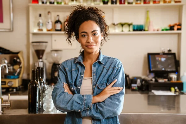 Jeune Serveuse Noire Portant Une Chemise Souriante Tout Travaillant Café — Photo