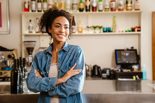 Kapalı Bir Kafede Çalışırken Gülümseyen Siyah Bir Garson Kız — Stok fotoğraf