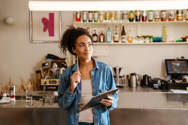Mujer Barista Negra Escribiendo Notas Mientras Trabaja Café Interior —  Fotos de Stock