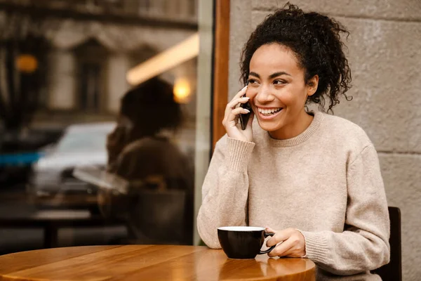 Mladá Černošky Žena Mluví Mobilním Telefonu Při Pití Kávy Kavárně — Stock fotografie