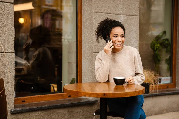 Fiatal Fekete Beszél Mobiltelefonon Miközben Kávézóban Kávézik Szabadban — Stock Fotó
