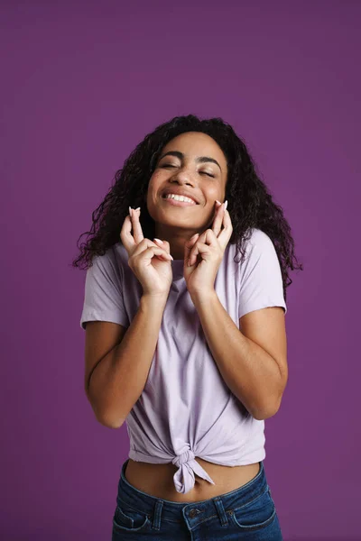 Jovem Mulher Negra Segurando Dedos Cruzados Para Boa Sorte Isolada — Fotografia de Stock