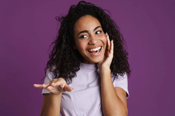 Молода Чорна Жінка Футболці Сміється Жестикулює Ізольовано Фіолетовому Фоні — стокове фото