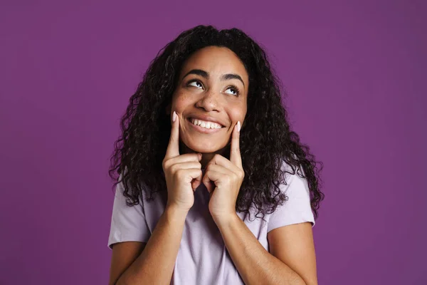 Genç Siyah Kadın Dalgalı Saçlı Parmaklarını Gülümsemesine Gösteren Mor Arka — Stok fotoğraf