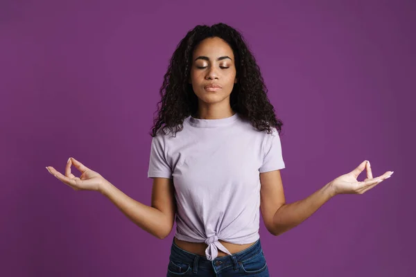 Young Black Woman Holding Fingers Together While Meditating Isolated Purple — Stock Photo, Image