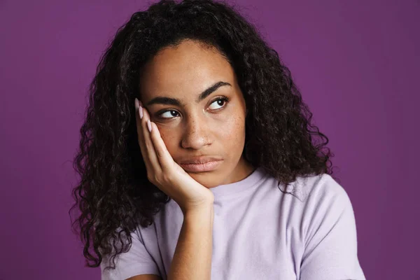 Young Black Woman Propping Her Head Looking Aside Isolated Purple — Stock Photo, Image