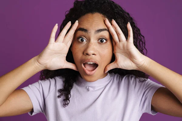 Jonge Zwarte Vrouw Met Golvend Haar Uiten Verrassing Camera Geïsoleerd — Stockfoto