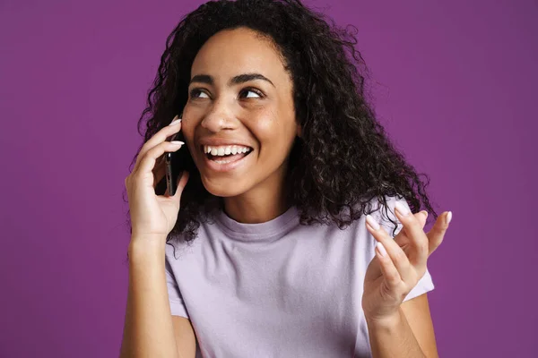 Giovane Donna Nera Parlando Sul Telefono Cellulare Gesticolando Isolato Sfondo — Foto Stock