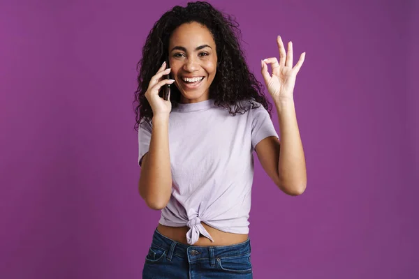 Mladá Černošky Žena Mluví Mobilním Telefonu Gestikulace Izolované Přes Fialové — Stock fotografie