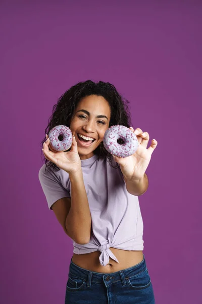 Junge Schwarze Frau Lacht Während Sie Mit Donuts Vor Lila — Stockfoto