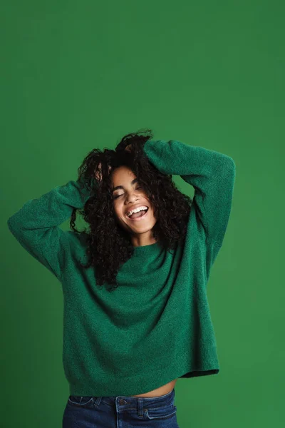Νεαρή Μαύρη Γυναίκα Γελάει Κρατώντας Κεφάλι Της Απομονωμένο Πράσινο Φόντο — Φωτογραφία Αρχείου