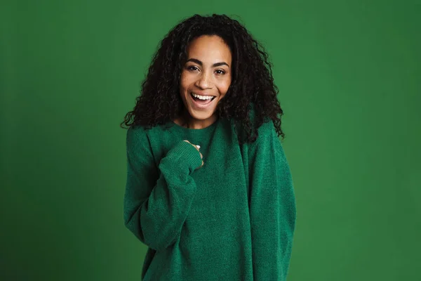Молода Чорна Жінка Сміється Вказуючи Пальцем Себе Ізольовано Зеленому Тлі — стокове фото