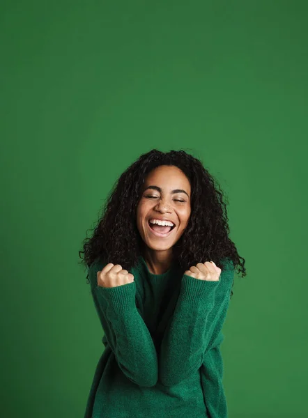 Genç Siyahi Kadın Gülerken Kazanan Jest Yapıyor Yeşil Arka Planda — Stok fotoğraf