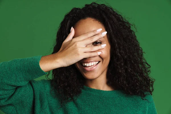 Jonge Zwarte Vrouw Dragen Trui Lachen Terwijl Het Bedekken Van — Stockfoto