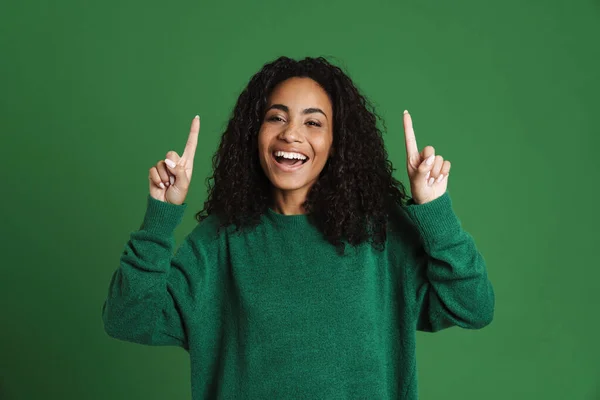 Genç Siyahi Kadın Gülerken Yeşil Arka Planda Parmaklarını Yukarı Kaldırıyor — Stok fotoğraf
