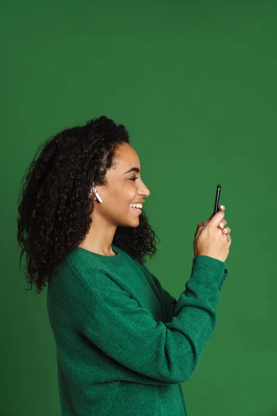 Jovem Mulher Negra Usando Telefone Celular Enquanto Ouve Música Isolada — Fotografia de Stock