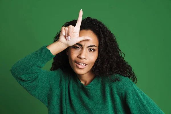 Νεαρή Μαύρη Γυναίκα Κατσουφιάζει Ενώ Δείχνει Δάχτυλο Προς Πάνω Απομονωμένη — Φωτογραφία Αρχείου