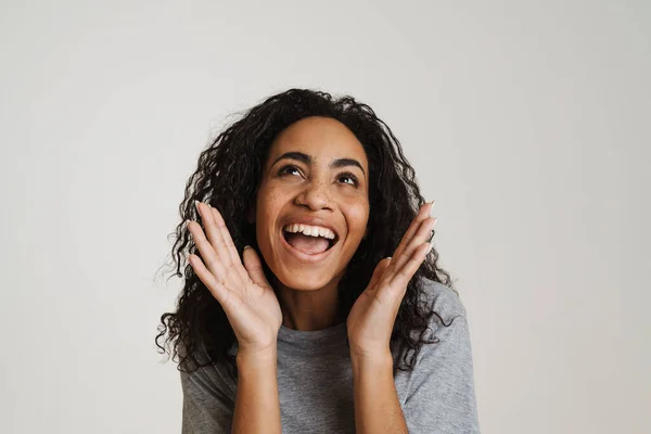 Junge Schwarze Frau Mit Welligem Haar Lacht Und Gestikuliert Isoliert — Stockfoto