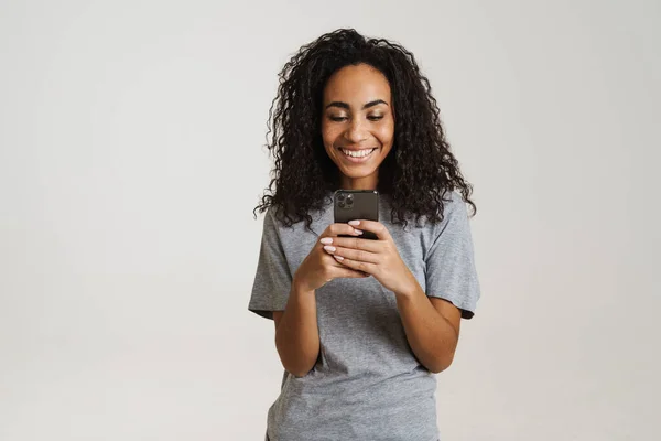 Jovem Mulher Negra Usando Telefone Celular Rindo Isolado Sobre Fundo — Fotografia de Stock