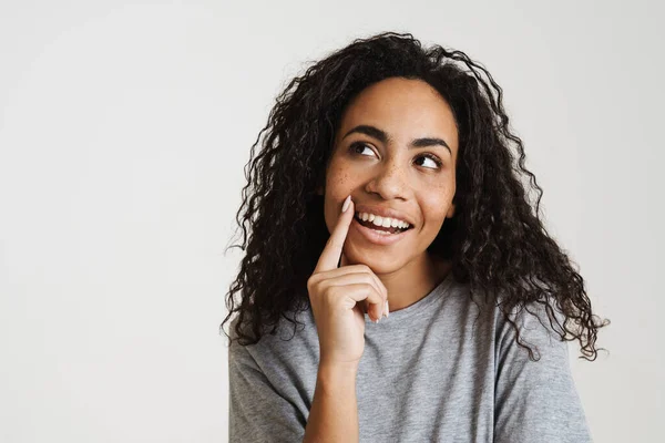 Dalgalı Saçlı Genç Siyah Kadın Gülüyor Beyaz Arka Planda Soyutlanmış — Stok fotoğraf