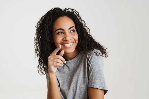 Dalgalı Saçlı Genç Siyah Kadın Gülüyor Beyaz Arka Planda Soyutlanmış — Stok fotoğraf