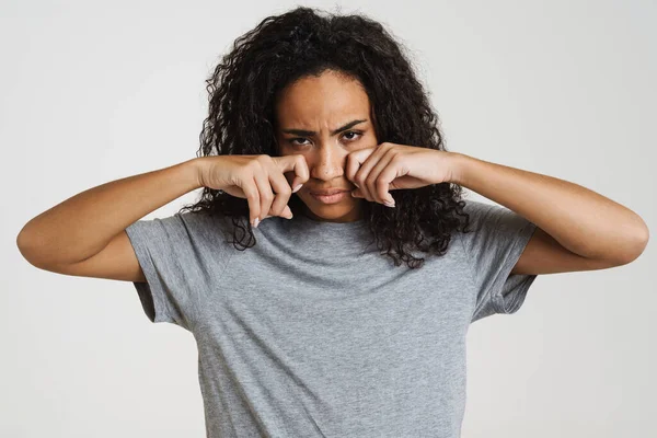 Beyaz Arka Planda Gözyaşlarını Silerken Dalgalı Saçlı Genç Siyahi Kadın — Stok fotoğraf