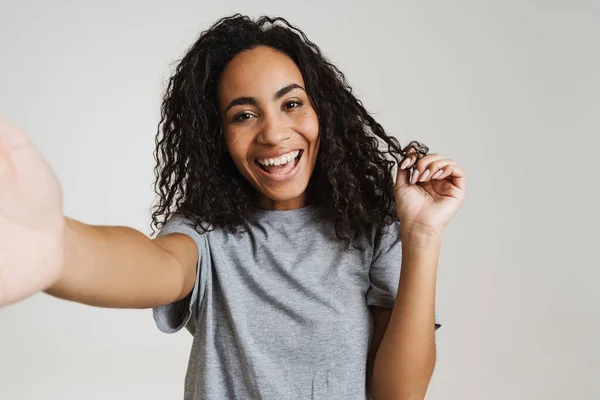 Young Black Woman Wavy Hair Smiling While Taking Selfie Photo — Stock Photo, Image