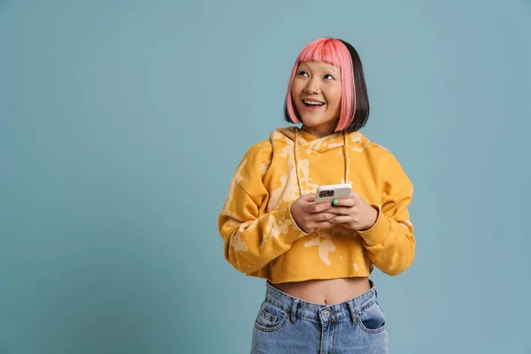 Azji Dziewczyna Różowymi Włosami Uśmiecha Się Pomocą Telefonu Komórkowego Izolowane — Zdjęcie stockowe