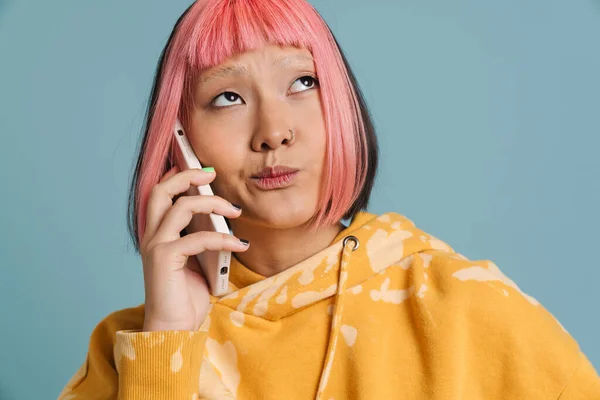 Azji Zagadka Dziewczyna Różowymi Włosami Rozmawiając Telefon Komórkowy Odizolowany Niebieskim — Zdjęcie stockowe