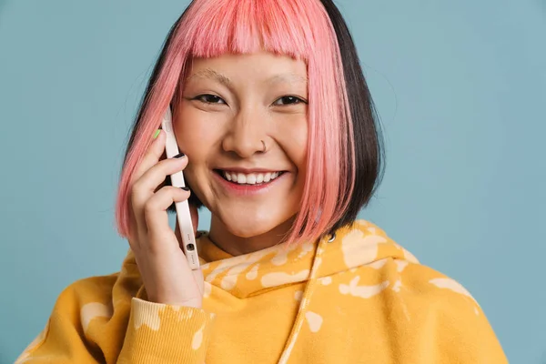 Azjatka Różowymi Włosami Uśmiecha Się Rozmawia Przez Telefon Komórkowy Odizolowany — Zdjęcie stockowe