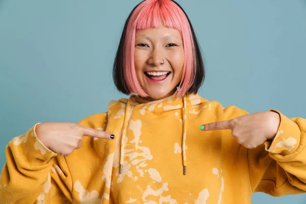 Asiatisches Mädchen Mit Pinkfarbenen Haaren Und Piercenden Fingern Die Isoliert — Stockfoto