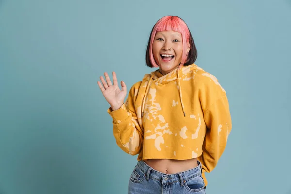 Asiatisk Flicka Med Rosa Hår Och Piercing Skrattar Samtidigt Viftande — Stockfoto