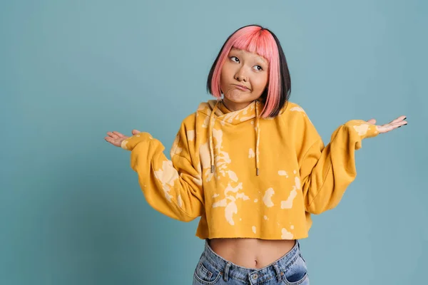 Aziatisch Meisje Met Roze Haar Piercing Grimacing Terwijl Gebaren Geïsoleerd — Stockfoto