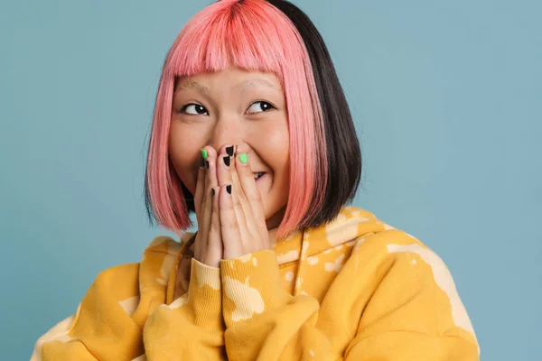 Azjatka Dziewczyna Różowymi Włosami Śmieje Się Zakrywa Usta Izolowane Niebieskim — Zdjęcie stockowe