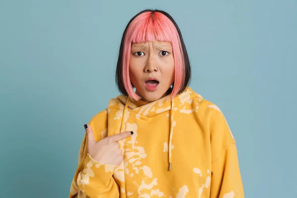 Aziatisch Geschokt Meisje Met Roze Haar Piercing Wijzend Vinger Naar — Stockfoto