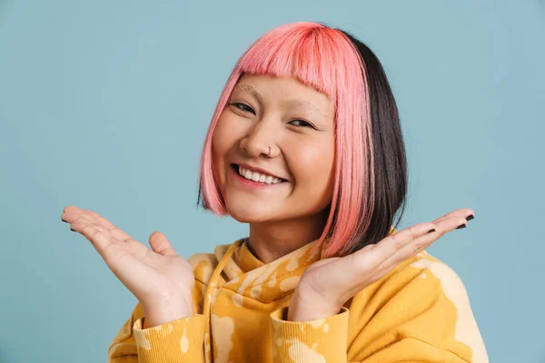 Asiatisk Flicka Med Rosa Hår Ler Och Håller Copyspace Isolerad — Stockfoto