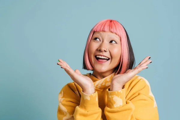 Aziatisch Meisje Met Roze Haar Glimlachen Houden Copyspace Geïsoleerd Blauwe — Stockfoto