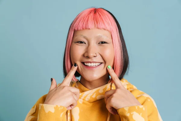 Asiatisk Flicka Med Rosa Hår Och Piercing Pekfingrar Hennes Leende — Stockfoto