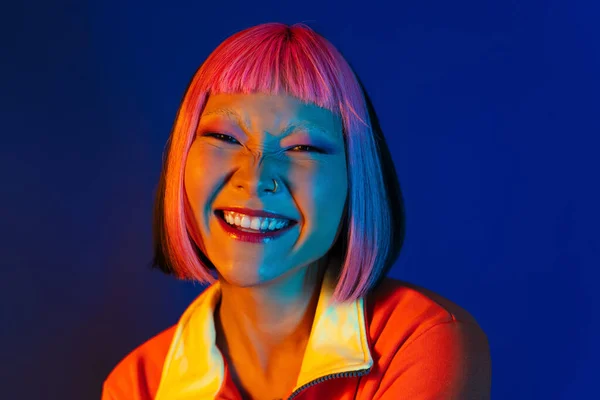 Aziatisch Meisje Met Roze Haar Piercing Lachen Terwijl Kijken Naar — Stockfoto