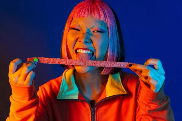 Asiatisk Flicka Med Rosa Hår Gör Narr Medan Äter Tugga — Stockfoto