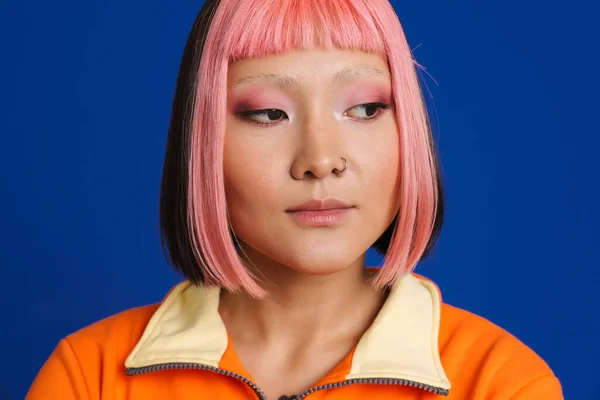 Asiatisk Flicka Med Rosa Hår Och Piercing Poserar Samtidigt Titta — Stockfoto