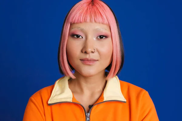 Asiatisches Mädchen Mit Pinkfarbenen Haaren Und Piercing Posiert Während Isoliert — Stockfoto