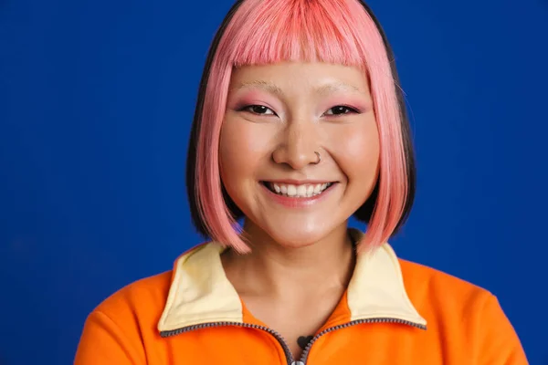 Asiatisk Flicka Med Rosa Hår Och Piercing Skrattar Medan Tittar — Stockfoto